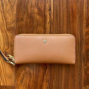 Tory Burch Leather Continental Zip Wallet Wristlet in Bistro Brown